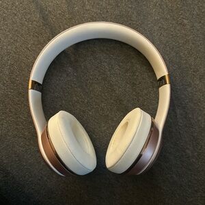 NeW! ** BEATS BY DRE - SOLO 3: Wireless Over-Ear Headphones - rose gold